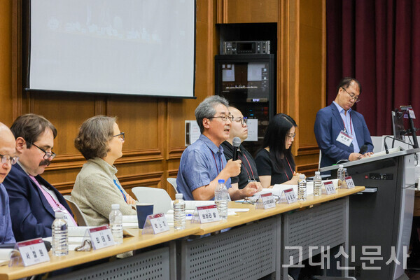 고려대 서울캠퍼스 대강당 한국일보홀에서 심원섭(도쿄대 언어문화학과) 전 교수가 토론하고 있다.