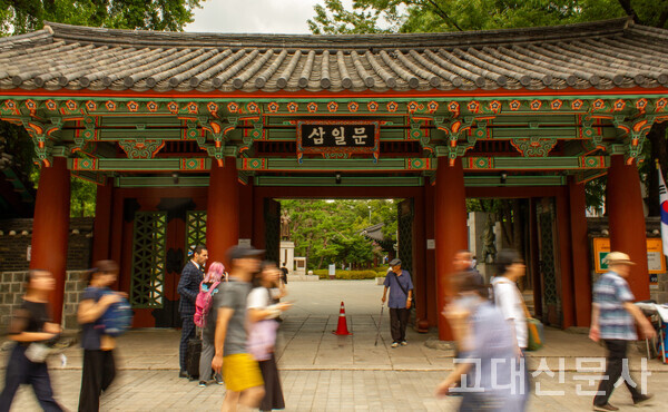 탑골공원의 정문인 삼일문은 전국으로 퍼져나갔던 3.1 운동을 기념하기 위해 지어졌다.