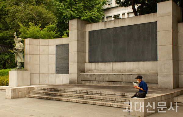탑골공원의 기미독립선언서 기념비는 1919년 3월 1일 독립선언을 외쳤던 민족 대표 33인을 기리고 있다.