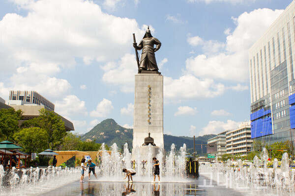 광화문광장은 서울의 중심에서 역사적 순간을 함께하고 있다.