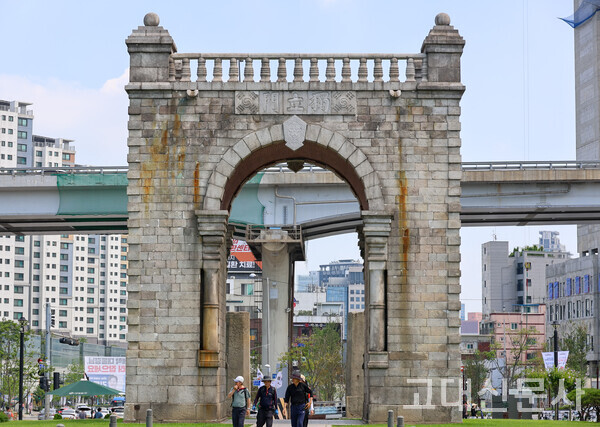 독립문은 청나라로부터 독립한다는 의지를 표현하기 위해 지어졌다. 일제강점기에는 일본 및 외세에 대한 저항 의지를 나타내기도 했다.