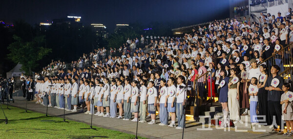 시민들이 신문희의 ‘아름다운 나라’를 합창하고 있다.