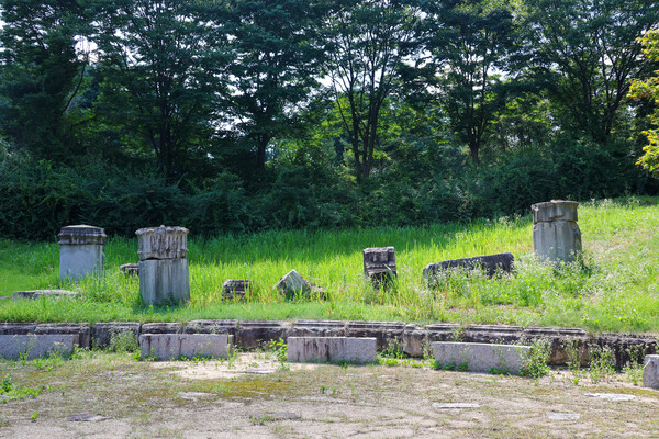경복궁을 가로막던 조선총독부 청사의 석조 잔해는 현재 독립기념관 본관 서쪽에 전시돼 있다.