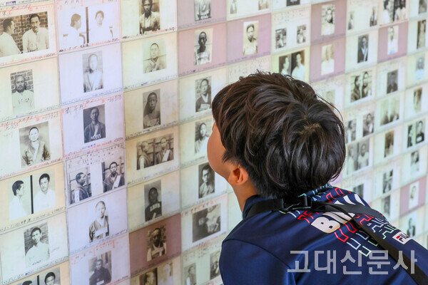 서이안(남·10) 군이 서대문형무소역사관에서 서대문형무소에 수감됐던 독립운동가의 사진을 쳐다보고 있다.