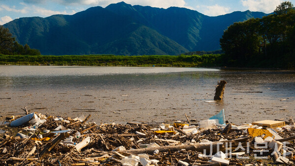 산청군 내부마을 골안소류지에 산에서 내려온 토사와 나무기둥, 각종 부유물이 쌓여 있다.