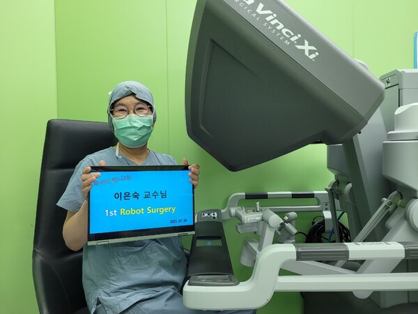 로봇 수술을 끝낸 이은숙 원장이 환하게 웃고 있다.