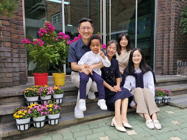 위탁아동 이든(남·5) 군은 생후 6개월에 위윤미(여·54) 씨 집에 왔다. 위 씨는 “아이가 자라는 모습을 친모가 보지 못하는 게 안타까워 앨범을 만들어 보내고 있다”며 “아이가 원가정으로 돌아간 후에도 키다리 아저씨처럼 계속 지켜보며 돕고 싶다”고 말했다.