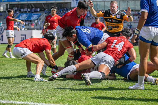 2023 정기 고연전 럭비 경기에서 고려대와 연세대 선수들이 공을 차지하기 위해 겨루고 있다.