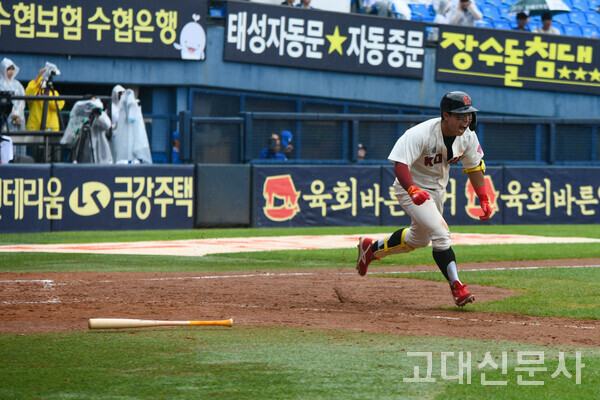 7회 초 1사 만루에서 3타점 적시 3루타를 때려낸 강민우(사범대 체교23, 3루수)가 포효하고 있다.