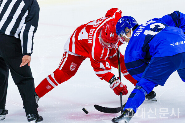 양교 빙구부 선수가 페이스오프를 하고 있다. 이날 경기에선 매 피리어드마다 치열한 신경전으로 격한 몸싸움이 벌어졌다.