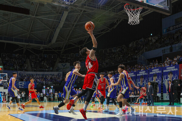 1쿼터 문유현(사범대 체교23, G)이 김승우(연세대24, F)를 따돌리고 슈팅을 시도하고 있다.