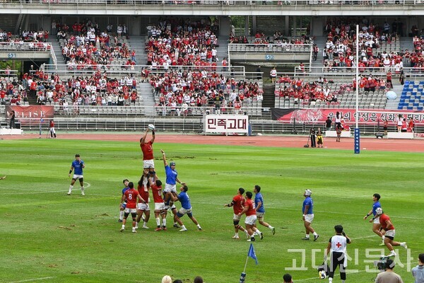 후반전 고려대가 라인아웃으로 공격권을 가져가고 있다.