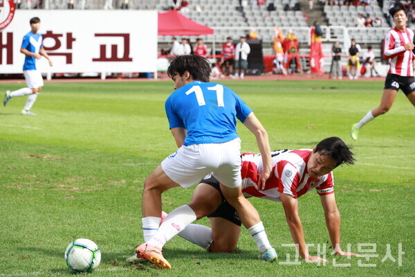 후반전 장현빈(연세대23, FW)이 권용승(사범대 체교22, DF)의 태클에서 벗어나고 있다.