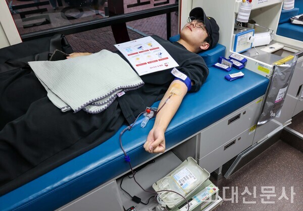 지난 17일 고려대 서울캠퍼스 민주광장에 위치한 헌혈 버스에서 학생이 헌혈하고 있다.