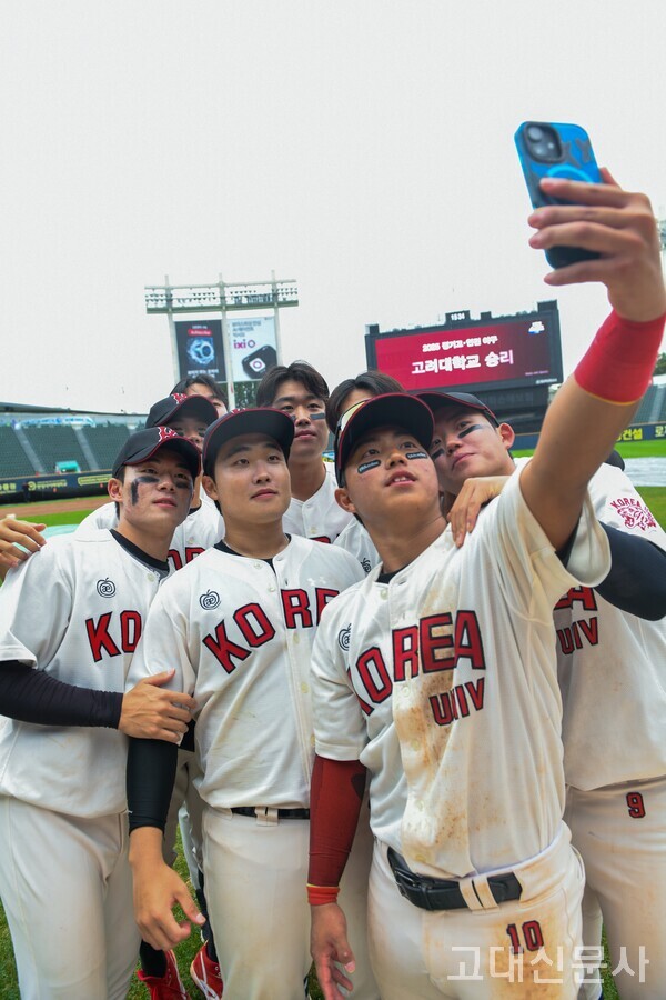 23학번 선수들이 승리를 기념하고 있다.