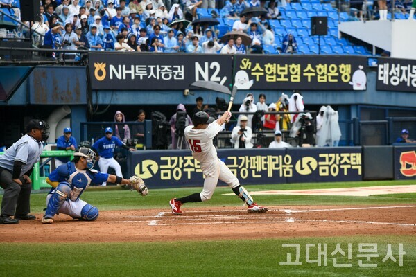 진현제(사범대 체교24, 중견수)가 배트를 휘두르고 있다.