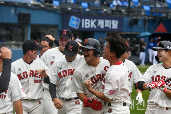 6회초 역전 후 환호하는 안민성(사범대 체교22, 포수)과 정원진(사범대 체교23, 투수).