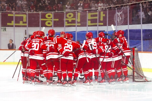 경기 시작 전 선수들이 열띤 함성을 들으며 의지를 다지고 있다.