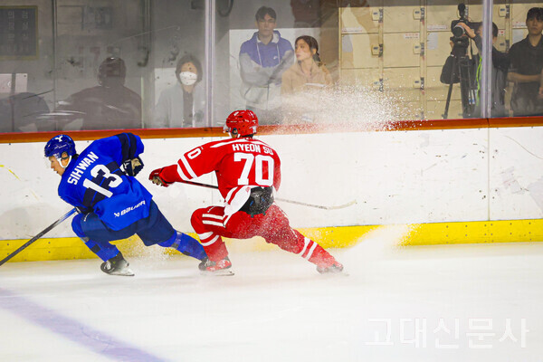 연세대의 공격권을 뺏으려는 권현수(사범대 체교22, FW).