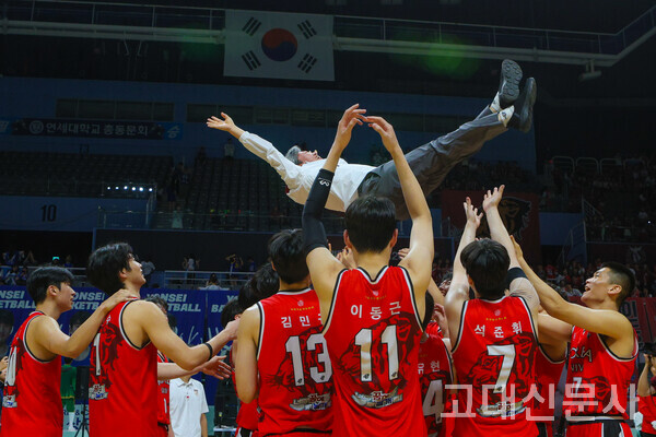 승리의 기쁨을 공중에 던져 올린 농구부의 헹가래.