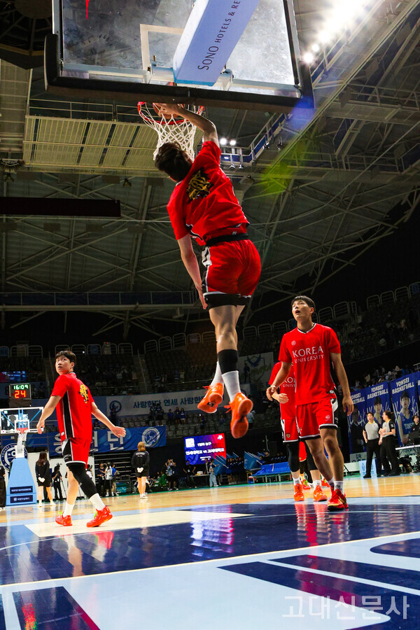 경기 시작 전 덩크슛 훈련으로 몸과 마음을 예열하는 선수들.