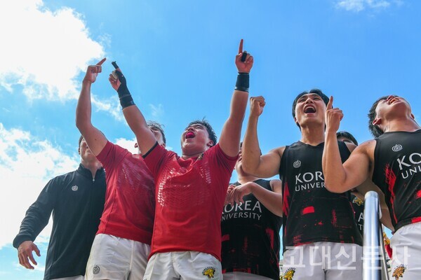 정기 고연전 종합 우승을 확정 지은 럭비부 선수들이 승리를 만끽하고 있다.