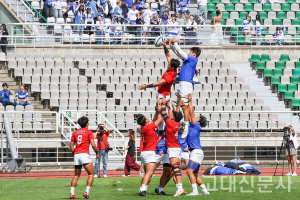 라인아웃 상황에서 고려대가 공을 낚아채며 공격권을 가져갔다.
