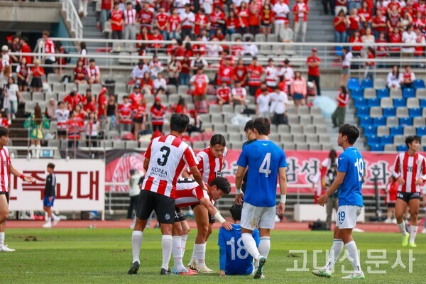 김민석(사범대 체교24, FW)이 넘어진 최지웅(연세대23, MF)의 어깨를 토닥이고 있다.