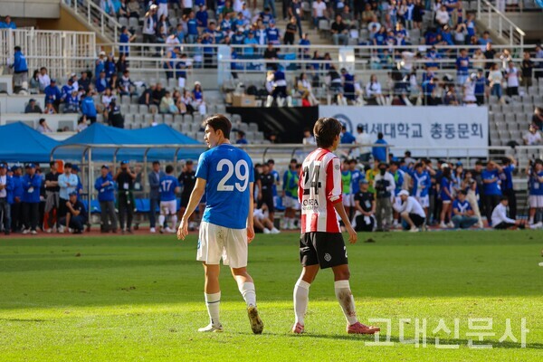 이정빈(연세대24, FW)과 김주영(사범대 체교25, FW) 사이에 긴장감이 흐른다.