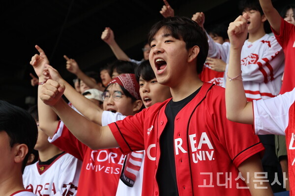 학생들의 붉은 함성이 잠실야구장을 가득 채우고 있다.
