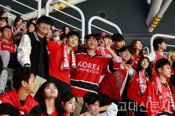 다양한 전공의 학생들이 응원으로 하나 된 모습.