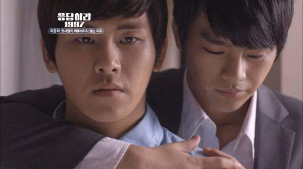 드라마 '응답하라 1997'에서 윤윤제는 자신에게 고백한 강준희를 백허그로 떠나보낸다. 윤제와 여주인공의 사랑을 응원하며 물러나는 준희의 서사를 두고 주인공을 돋보이게 하기 위해 성소수자 캐릭터를 이용했다는 지적이 나온다.