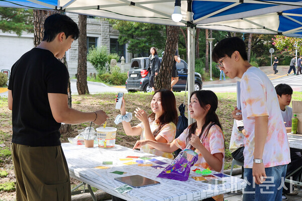 경영B반 '카멜레온의 수상한 B급 부스'의 모습.