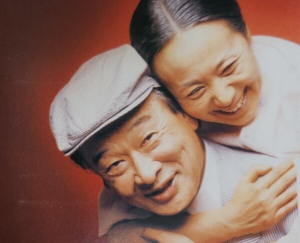 성병숙 배우가 이순재 배우와 함께 연극 '늙은 부부 이야기' 포스터 촬영을 하고 있다.