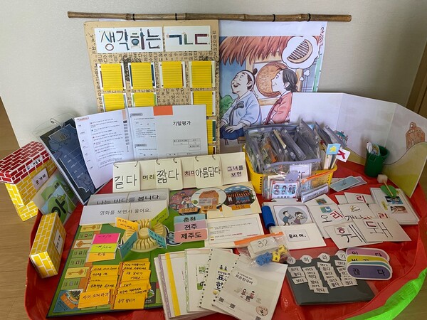 한국어 교원 신미숙 씨는 직접 수업 보조자료를 만든다. 신 씨는 “‘표준한국어’ 교재의 익힘 자료가 부실해 밤새 보조자료를 만든다”며 “더 나은 수업을 고민할 시간 여유가 절실하다”고 했다.