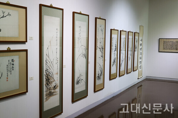 이번 전시에서는 개화파 지식인 오경석이 모은 24건의 차록과 38점의 부채가 전시됐다.