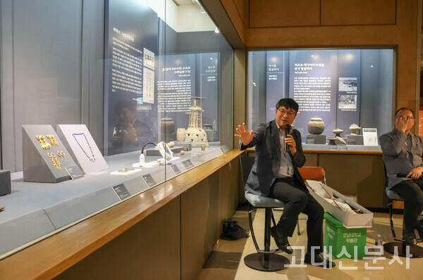 전시 연계 행사로 '대학박물관 학예사들의 갤러리 수다'가 진행됐다. 사진은 송영진 경상국립대 박물관 학예연구사가 강연하는 모습.