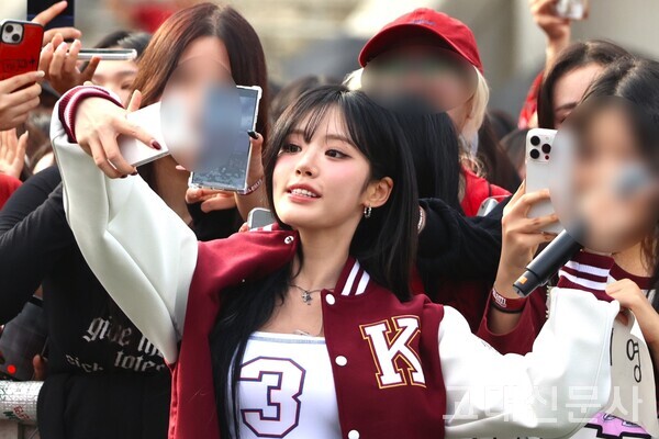 관객과 함께 사진을 촬영하고 있는 프로미스나인의 박지원.