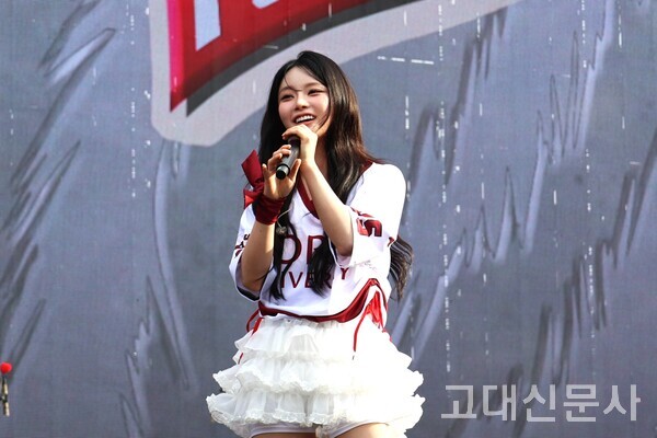 피프티피프티의 키나가 무대에 선 소감을 말하고 있다.