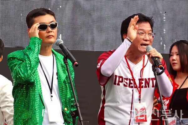 고려대 OB 응원단 호응회가 응원가를 열창하고 있다.