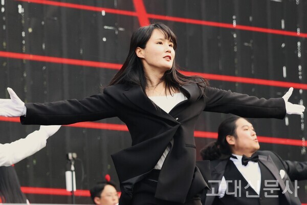 정장을 입고 관록을 자랑하는 호응회 동작부의 모습.