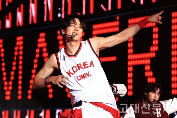 더보이즈의 주연이 화려한 퍼포먼스로 무대를 빛내고 있다.