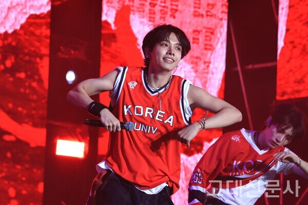 보이넥스트도어의 명재현이 농구 레플리카를 입고 외친다. '오늘만 I LOVE YOU'!
