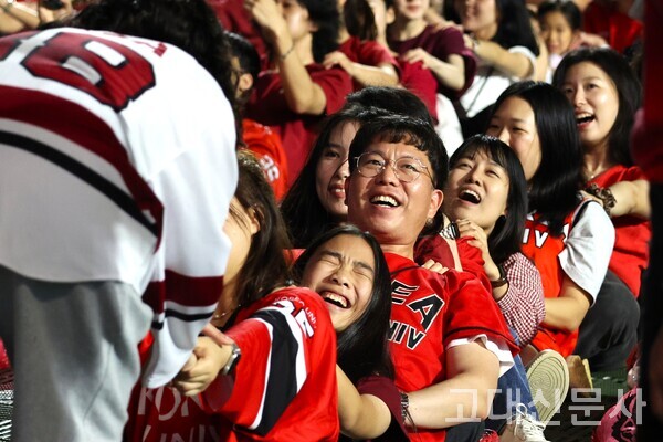 온 가족이 함께 뱃노래에 맞춰 응원하고 있다.