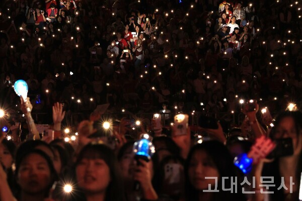 관객의 떼창과 휴대폰 라이트가 고려대 녹지운동장을 가득 채웠다.