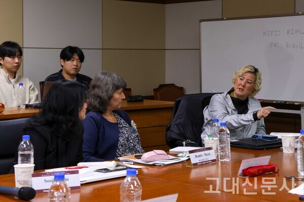 발표가 끝난 후 교수들이 토론하고 있다.