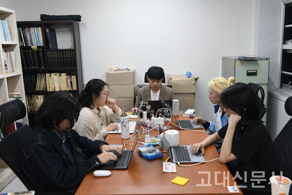 화요일 저녁 7시, 편집실에 모인 '고대문화' 편집위원회 성원들이 조사한 내용을 공유하고 있다.