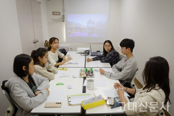 석관동미리내도서관에서 조서연 씨와 이유경(사범대 교육23) 씨가 아이들과 토론하고 있다.