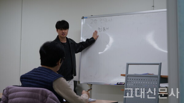 오대원 씨가 고등 한국사를 가르치고 있다.