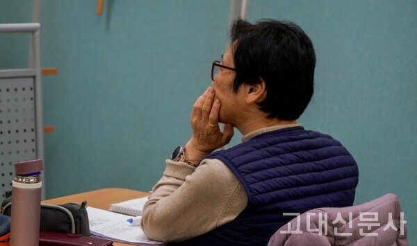 매주 화요일마다 석탑야간학교에서 고등 한국사를 공부하는 한 만학도의 모습.